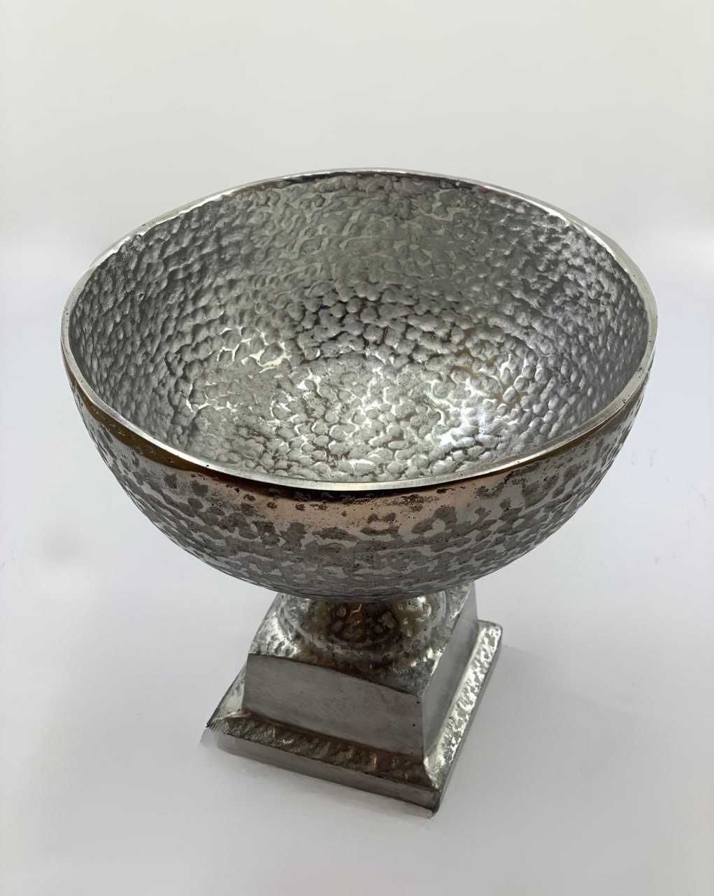 کاسه گرد پایه دار آلومینیومی طرح چکش کاری رنگ سیلور