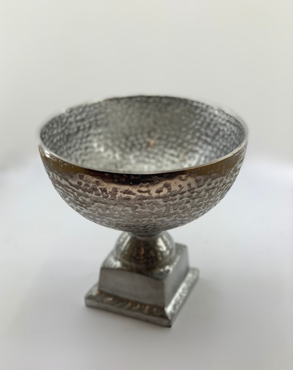 کاسه گرد پایه دار آلومینیومی طرح چکش کاری رنگ سیلور